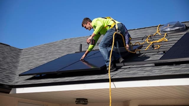 Installation panneaux solaires sur toiture